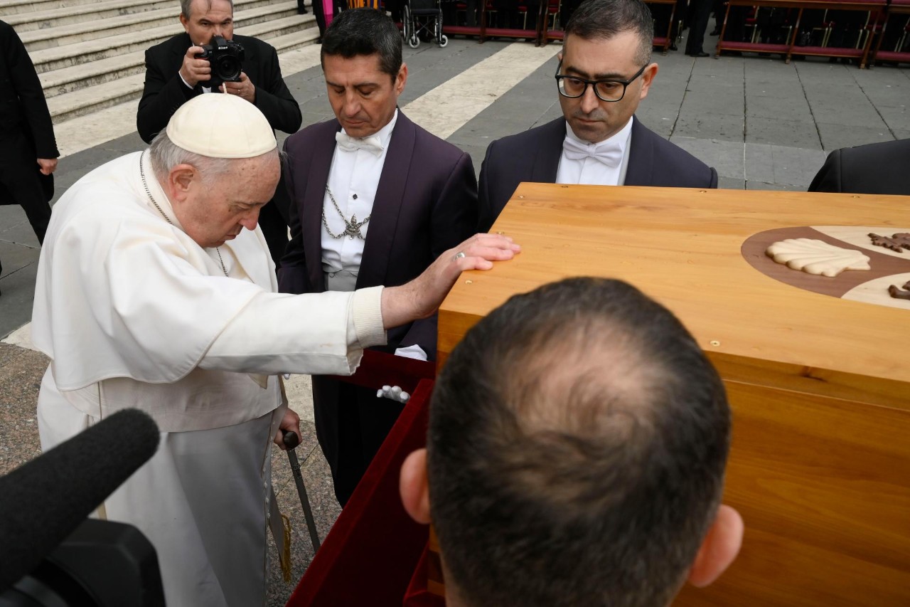 方濟各扶著靈柩低頭靜默禱告。（圖／翻攝自Twitter@VaticanNews）